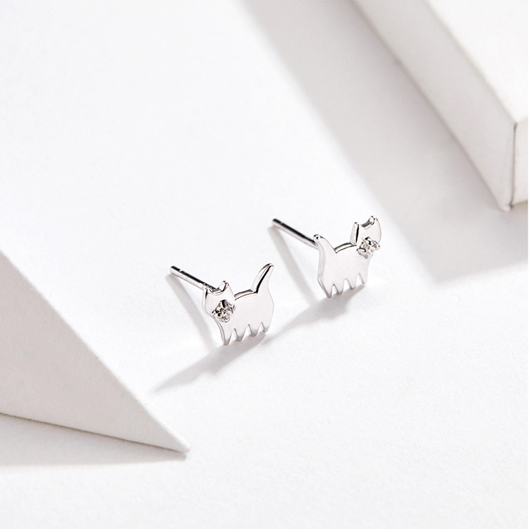 Boucles d’oreilles chat en argent avec pierre